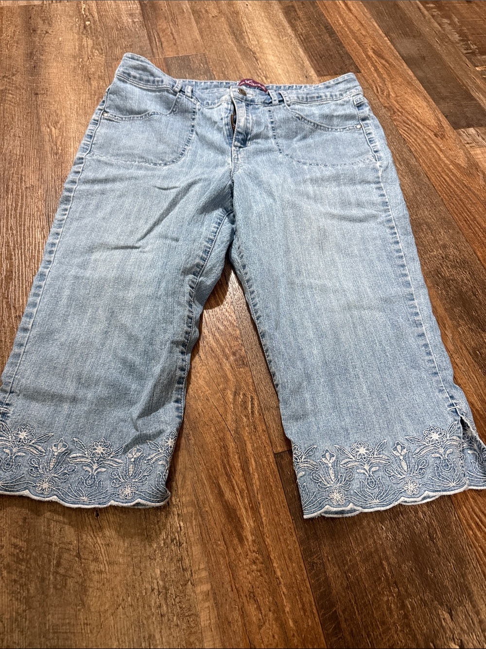 Gloria Vanderbilt Light Blue Embroidered Cropped Jeans